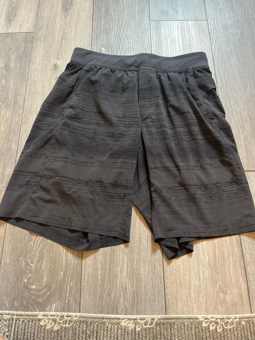 Men’s Lululemon Liner-less Shorts gray black Size Large 10”
